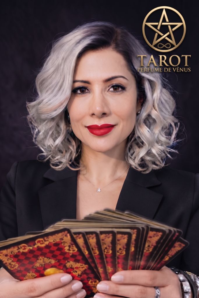 Carol Boff em apresentação com a logo Tarot Perfume de Vênus